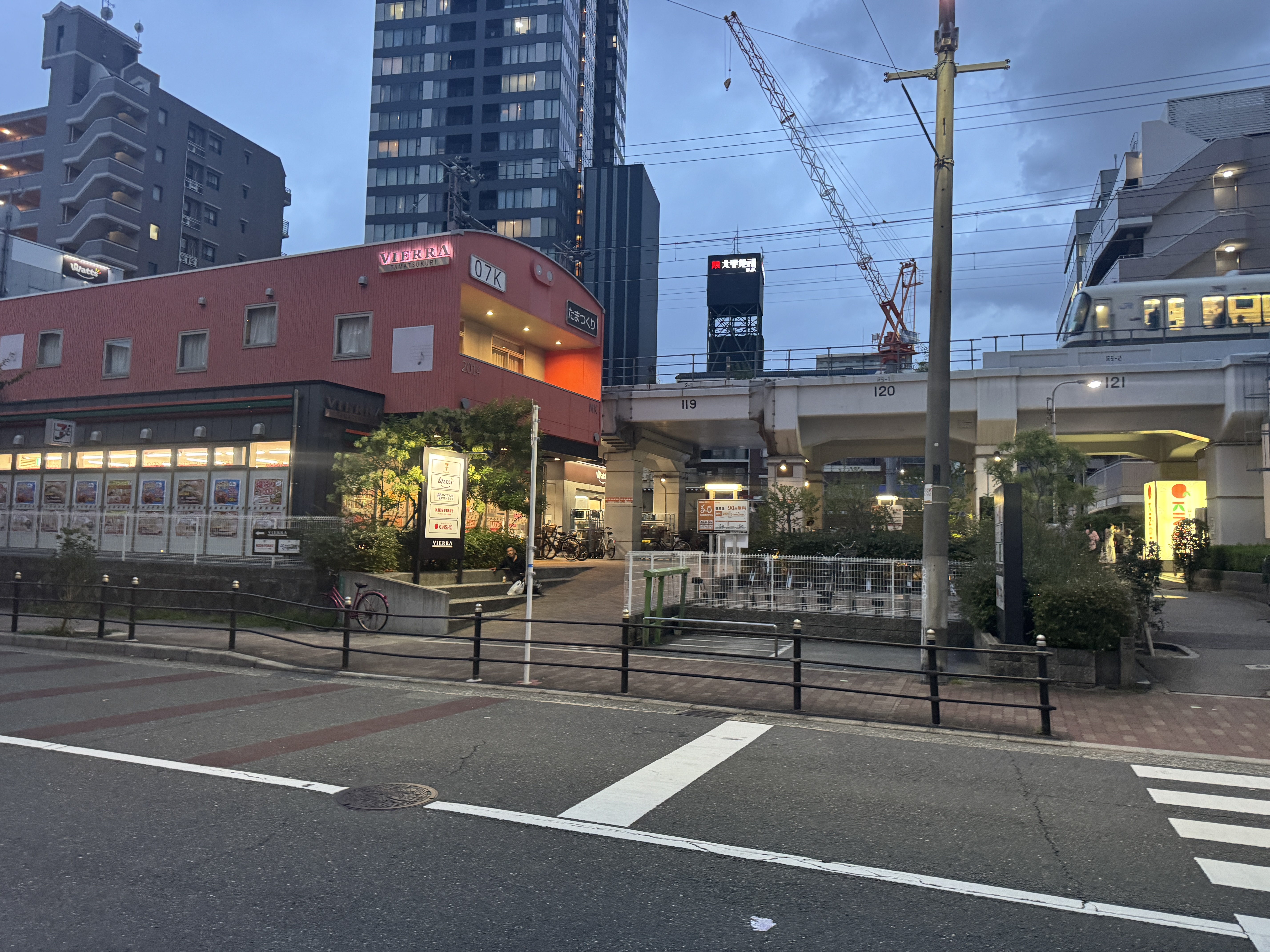 夕暮れの玉造駅とまちの風景